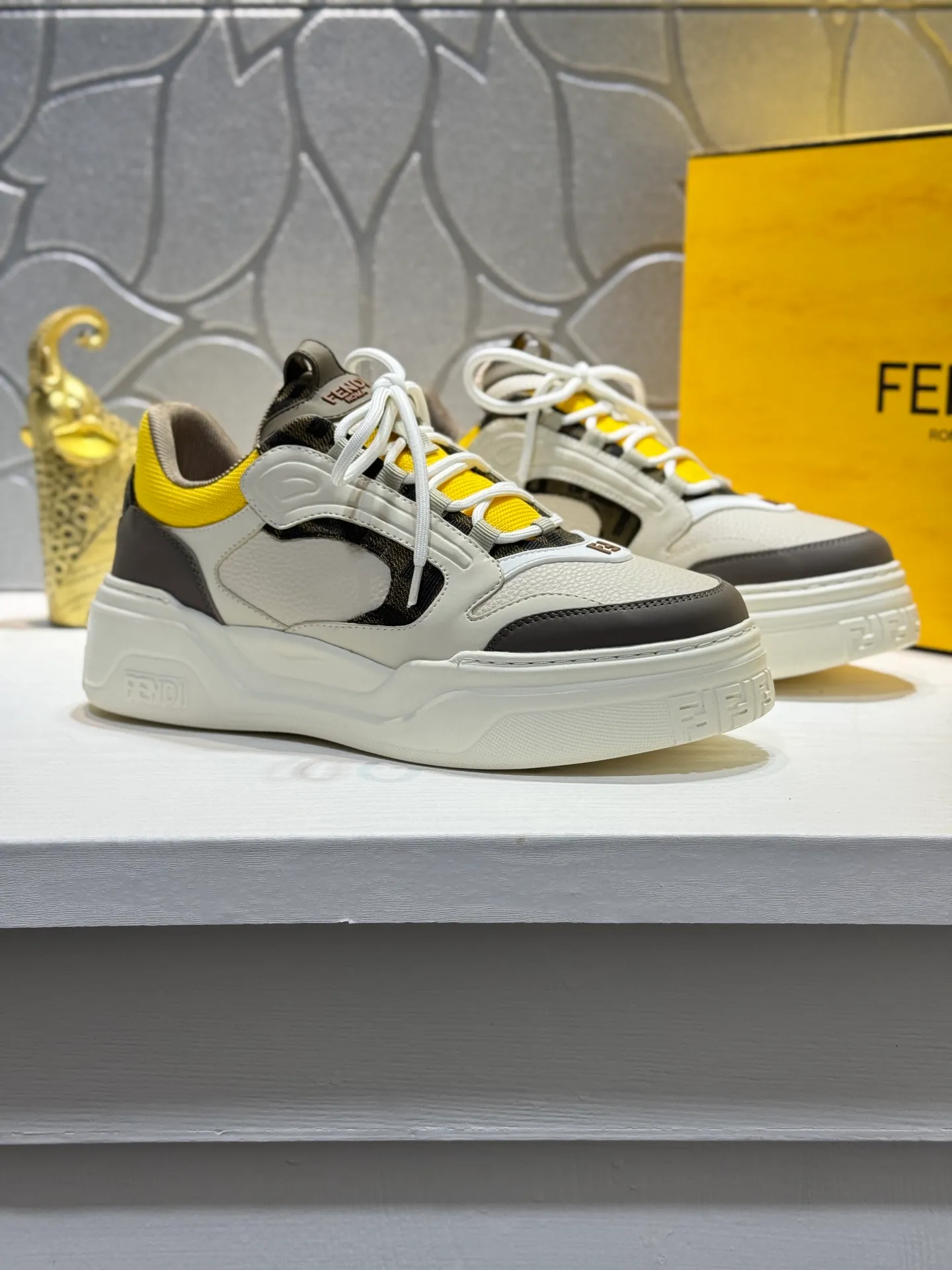 Men's men's shoes 💰560 [New style] 🦥🦥FENDI Fendi high version latest Force series calfskin FF mesh round toe thick sole low-top sports sneakers, these Force lace-up low-top shoes. Made of white full-grain leather and white and brown smooth leather. Padded. Brown FF jacquard and yellow technical fabric details. Lightweight and thick white sole with FF pattern details on the toe and heel ✔️Fabric: Imported first-layer cowhide breathable mesh ✔️Inner lining: Customized breathable mesh ✔️Sole: Open-molded rubber foam material ✔️Sole thickness: 7CM Size: #Men's 38-44 (45 is custom-made and cannot be returned or exchanged